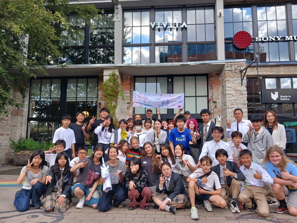 学校・大学・企業・地域を横断して学ぶ現地での集合写真